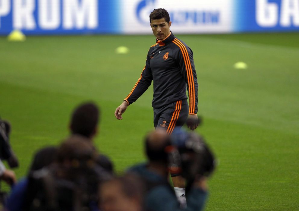 Foto: Cristiano, en el momento de abandonar el terreno de juego del estadio del Borussia (Reuters)