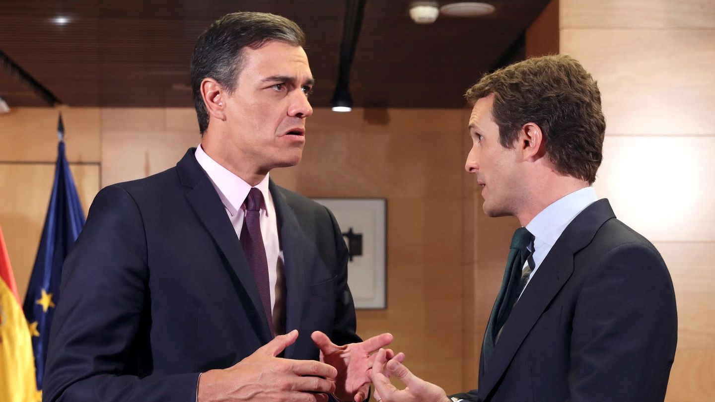 El presidente del Gobierno en funciones, Pedro Sánchez (i), se reúne con el líder del PP, Pablo Casado, en junio. (EFE)