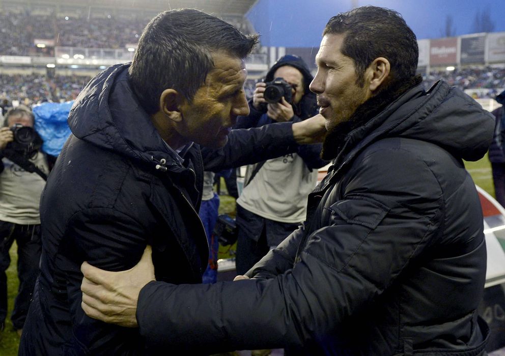Foto: Djukic y Simeone se saludan en un Valladolid-Atlético de la pasada temporada (EFE)