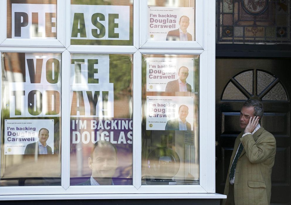 Foto: El líder del UKIP, Nigel Farage, en la puerta de las oficinas del partido en Clacton-on-Sea (Reuters). 