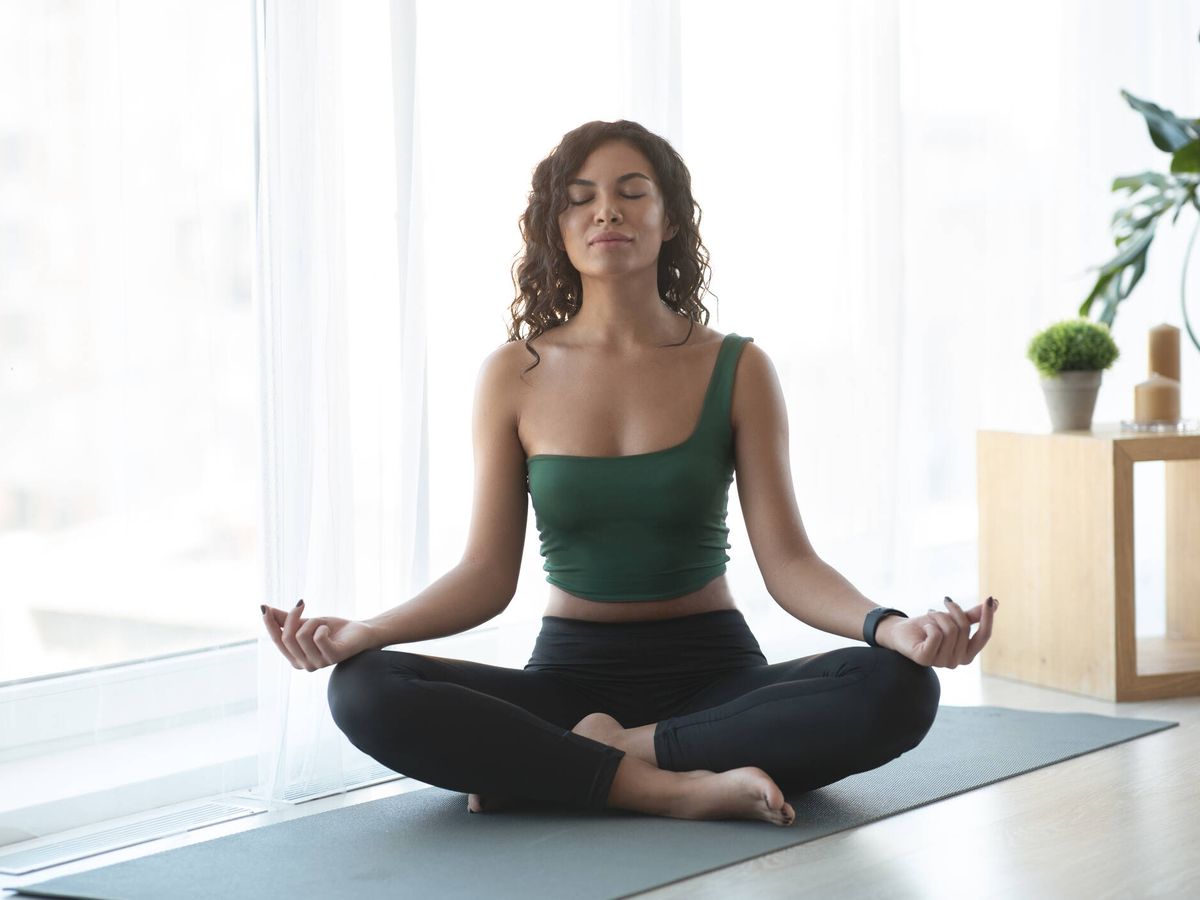 Foto: ¿Tienes gases y problemas intestinales? Practicar yoga te ayudará a solucionarlos (iStock)