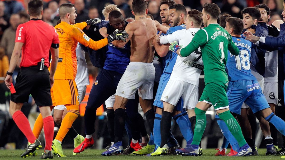 Insultos, agresiones, sangre... El final de la vergüenza del Valencia-Getafe de Copa
