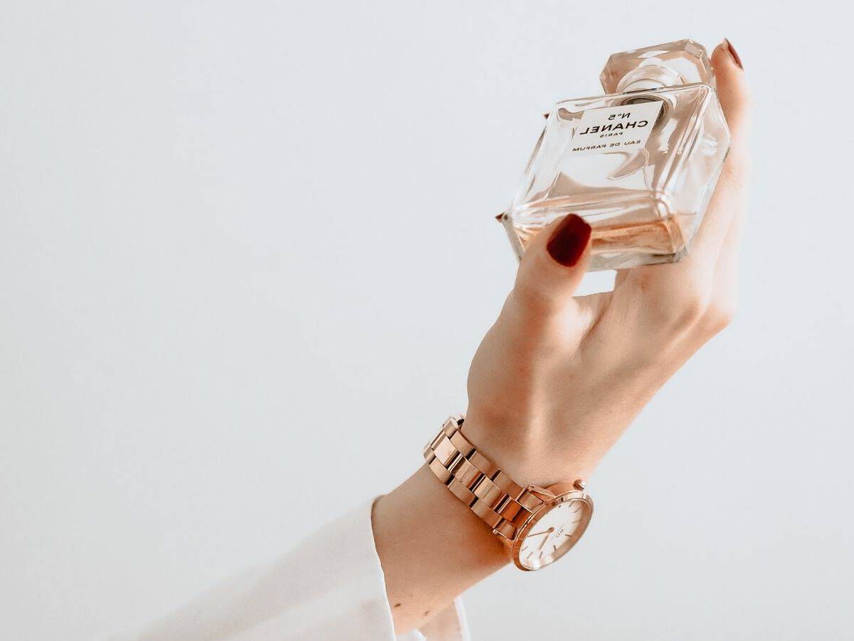Foto: Organizadores de perfumes para lucir todas tus colonias y tenerlas a mano (Pexels)