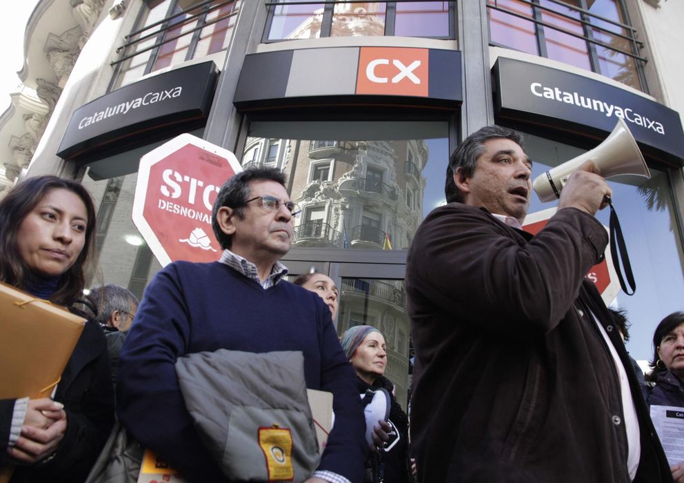 Foto: Activistas de la PAH de Valencia protestan ante una oficina de Catalunya Caixa. (Reuters)