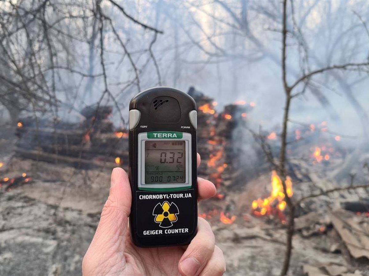 Foto: Un hombre mide la radiación en un bosque cercano a la localidad de Volodymyrivka (EFE)