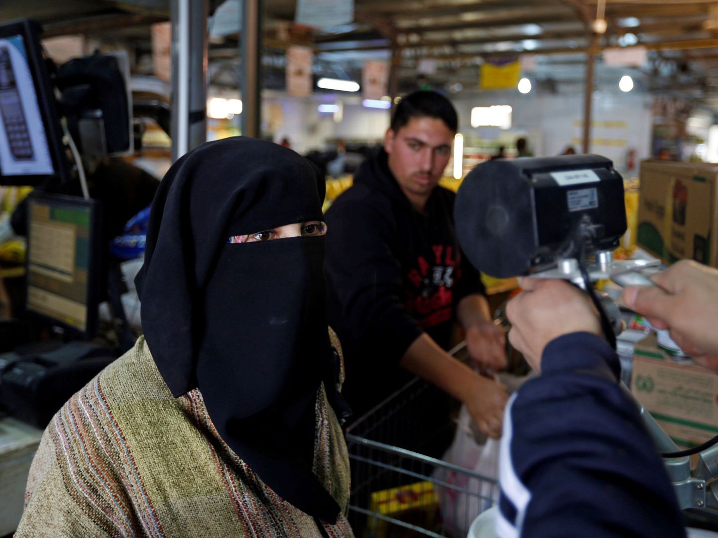 Refugiados sirios pagan sus compras mediante un escáner de iris. (Reuters)