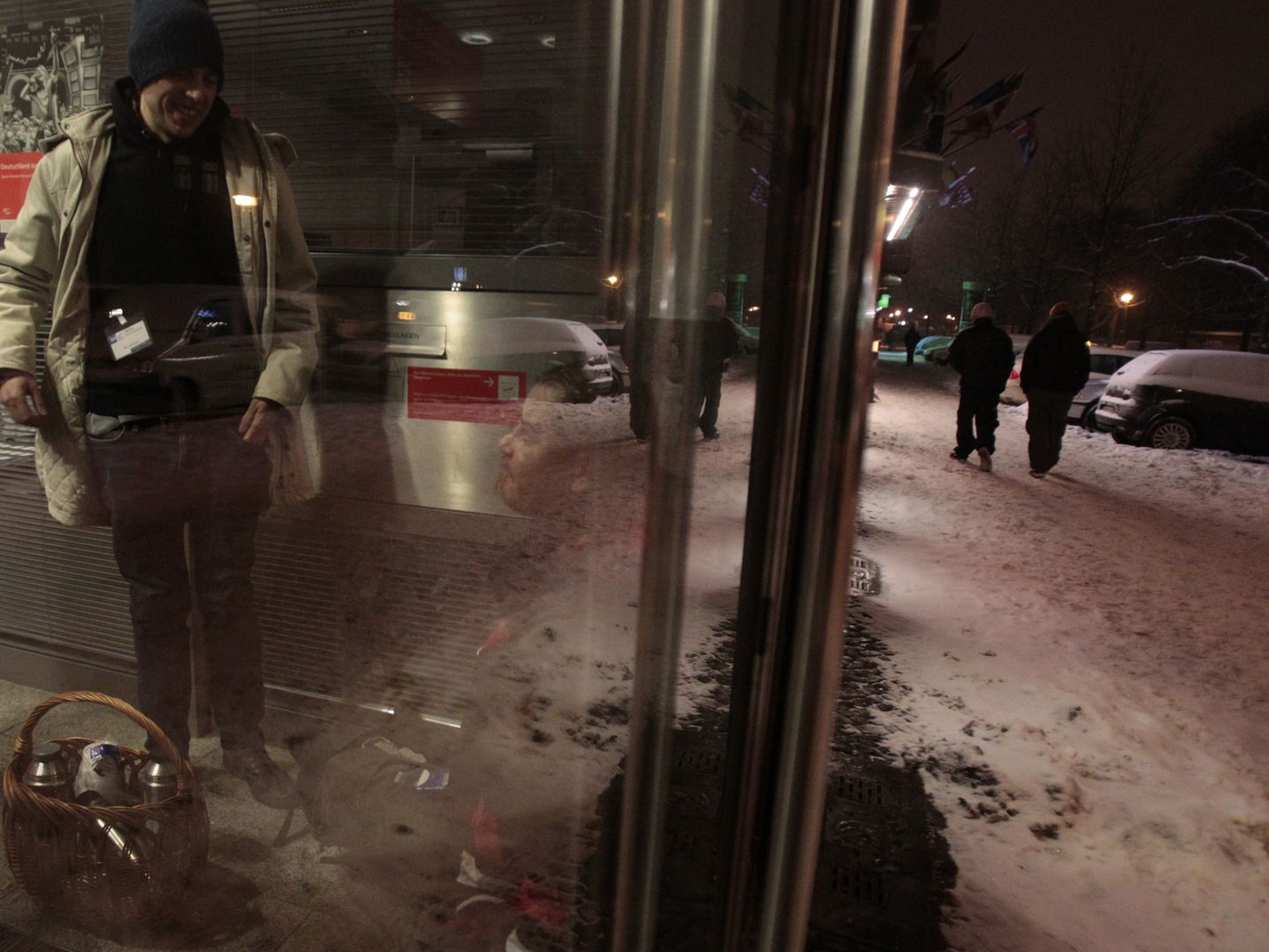Un trabajador social habla con un vagabundo en Berlín, en diciembre de 2010 (Reuters).