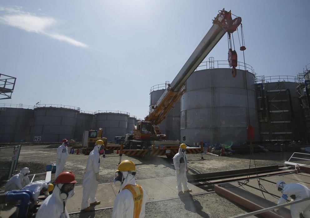 Foto: Varios operarios trabajan junto a tanques de agua contaminada en Fukushima. (Efe)