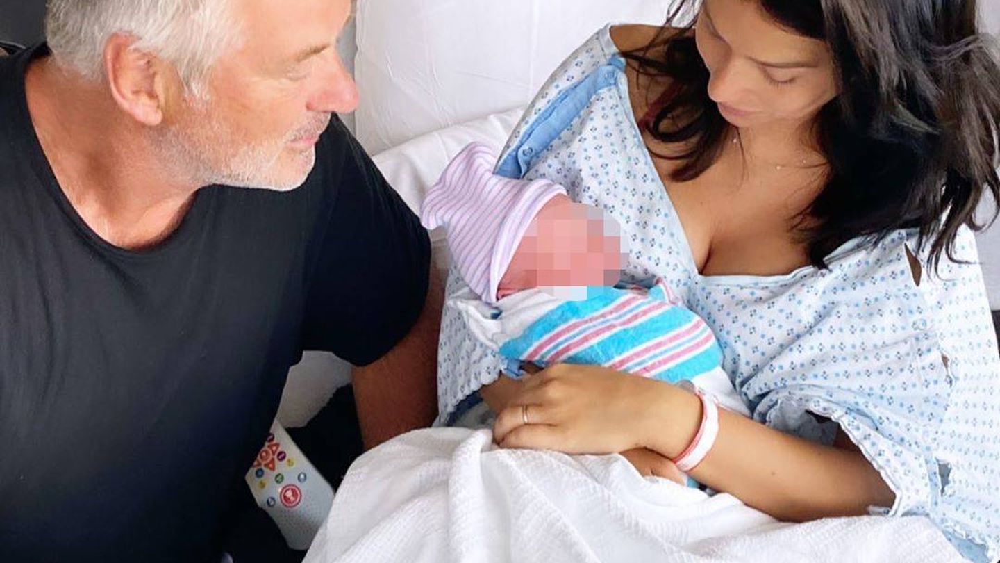 Hilaria y Alec Baldwin, con su bebé arcoíris. (Instagram @hilariabaldwin)