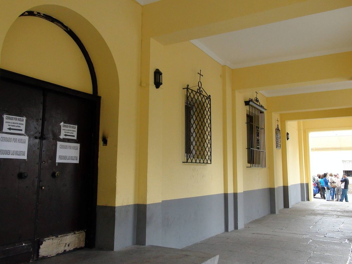 Foto: Puertas del Ayuntamiento de Barbate. (EFE)