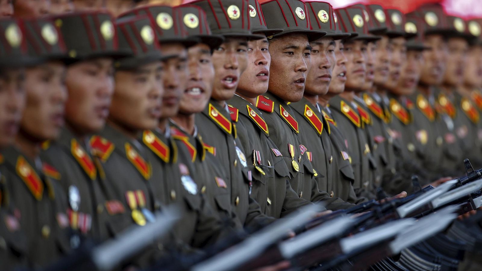 Foto: Soldados norcoreanos cantan eslóganes durante un desfile conmemorativo del Partido de los Trabajadores de Corea en Pyongyang, el 10 de octubre de 2015 (Reuters)