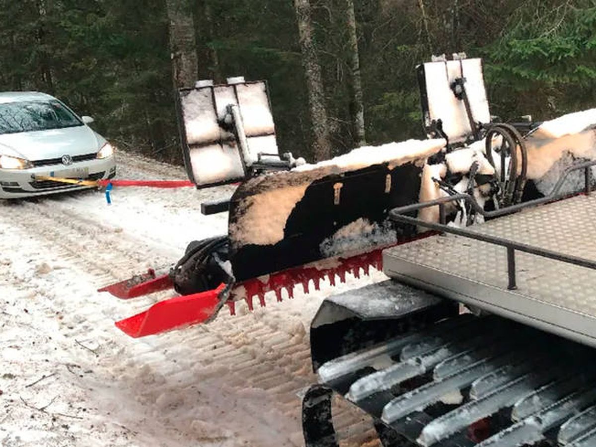 Foto: El coche tuvo que ser remolcado por una máquina de la estación de esquí (Gendarmerie du Jura)