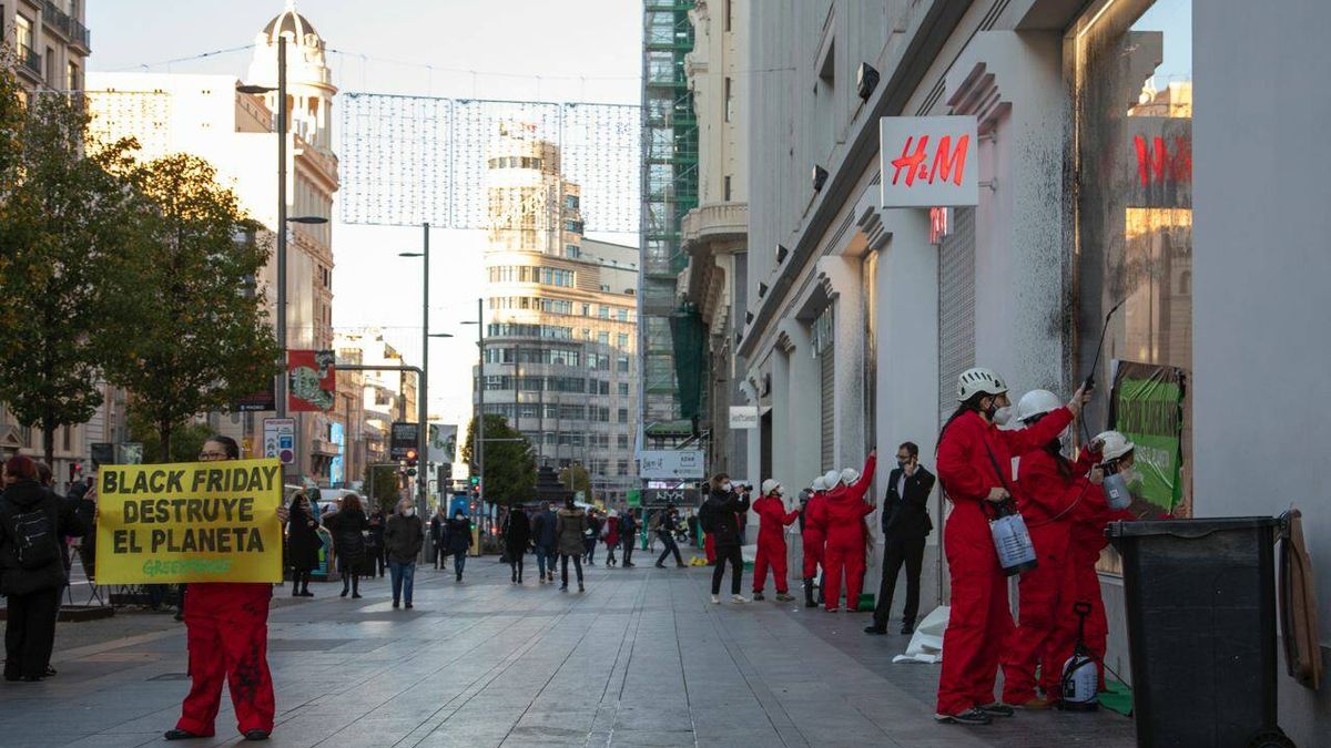 Greenpeace cubre escaparates en Madrid y ataca al consumismo que "esquilma" la Tierra