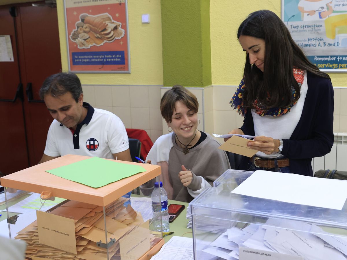 Foto: Los integrantes de una mesa electoral. (EFE)
