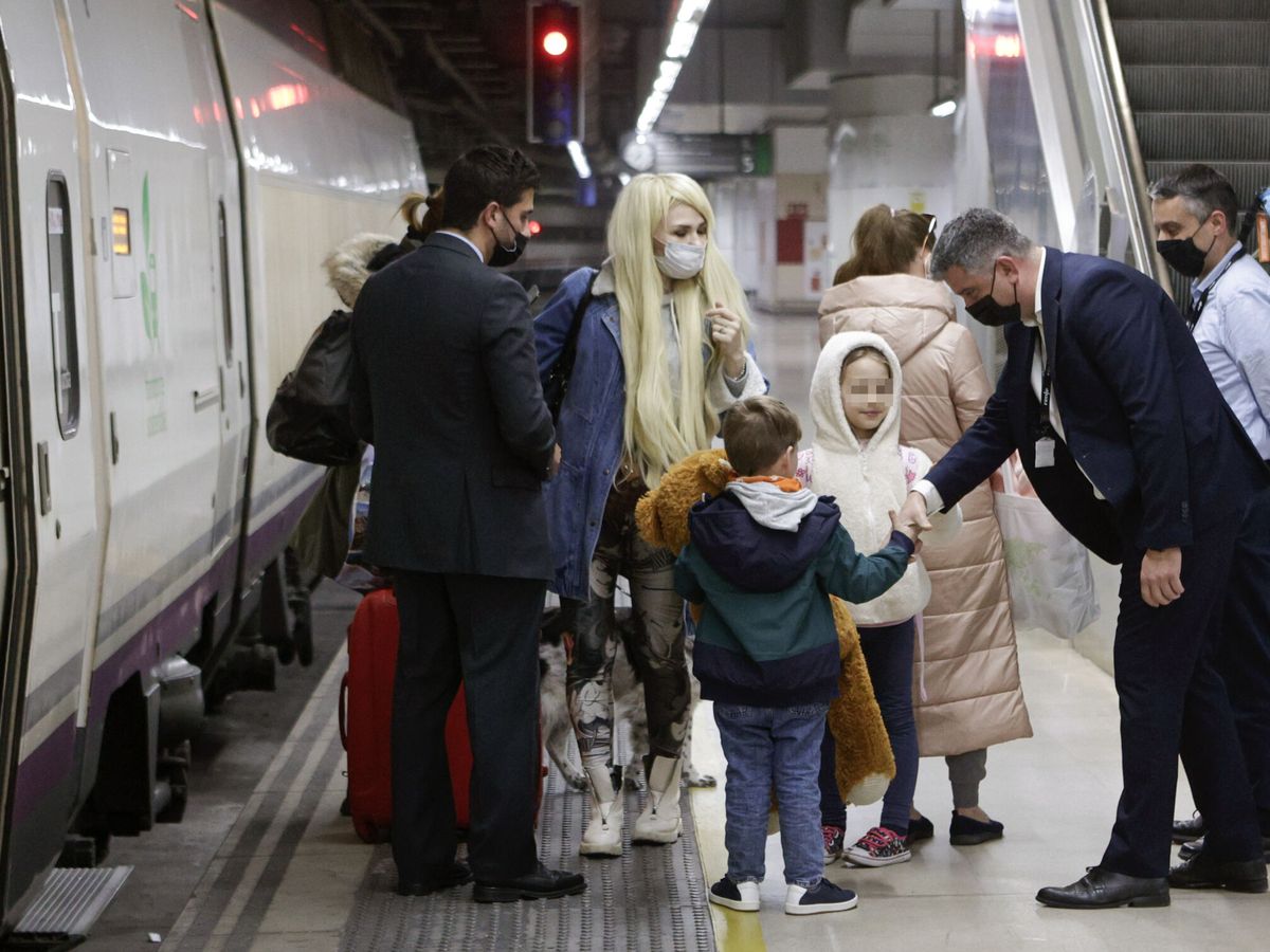 Foto: Ciudadanos procedentes de Ucrania, en la estación de Barcelona Sants. (EFE/García)