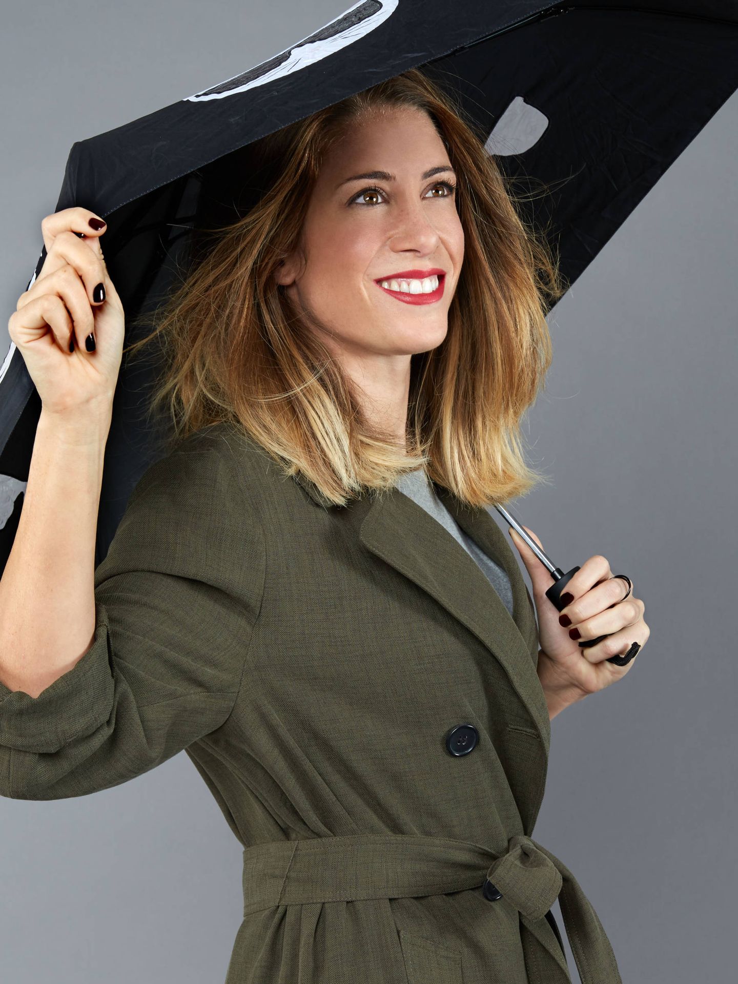 Isabel Zubiaurre apuesta por jersey de Zara, la misma marca de la gabardina y paraguas de Karl Lagerfeld. (Foto: Olga Moreno)