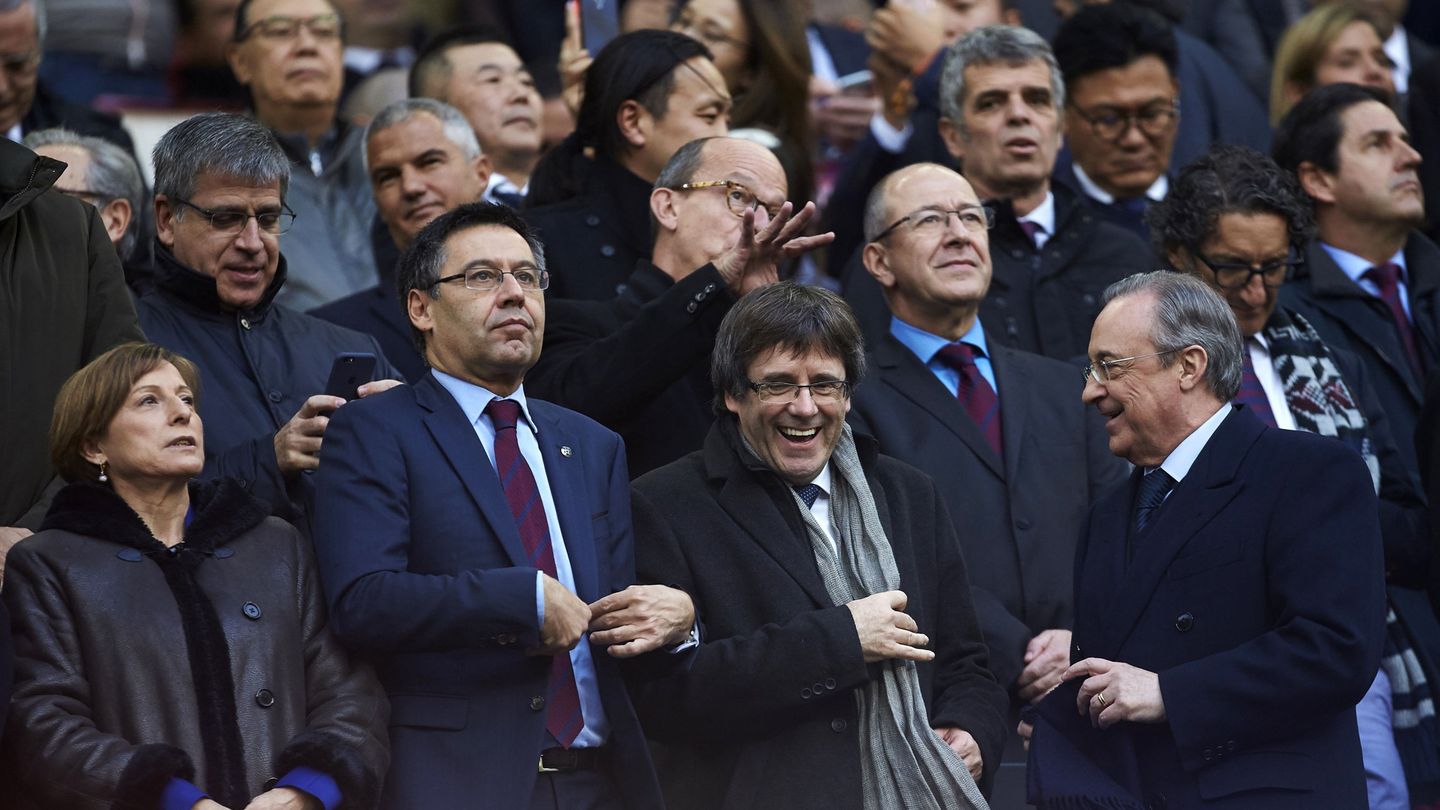 Carme Forcadell, Bartomeu, Puigdemont y Florentino Pérez, en el Camp Nou. (EFE)