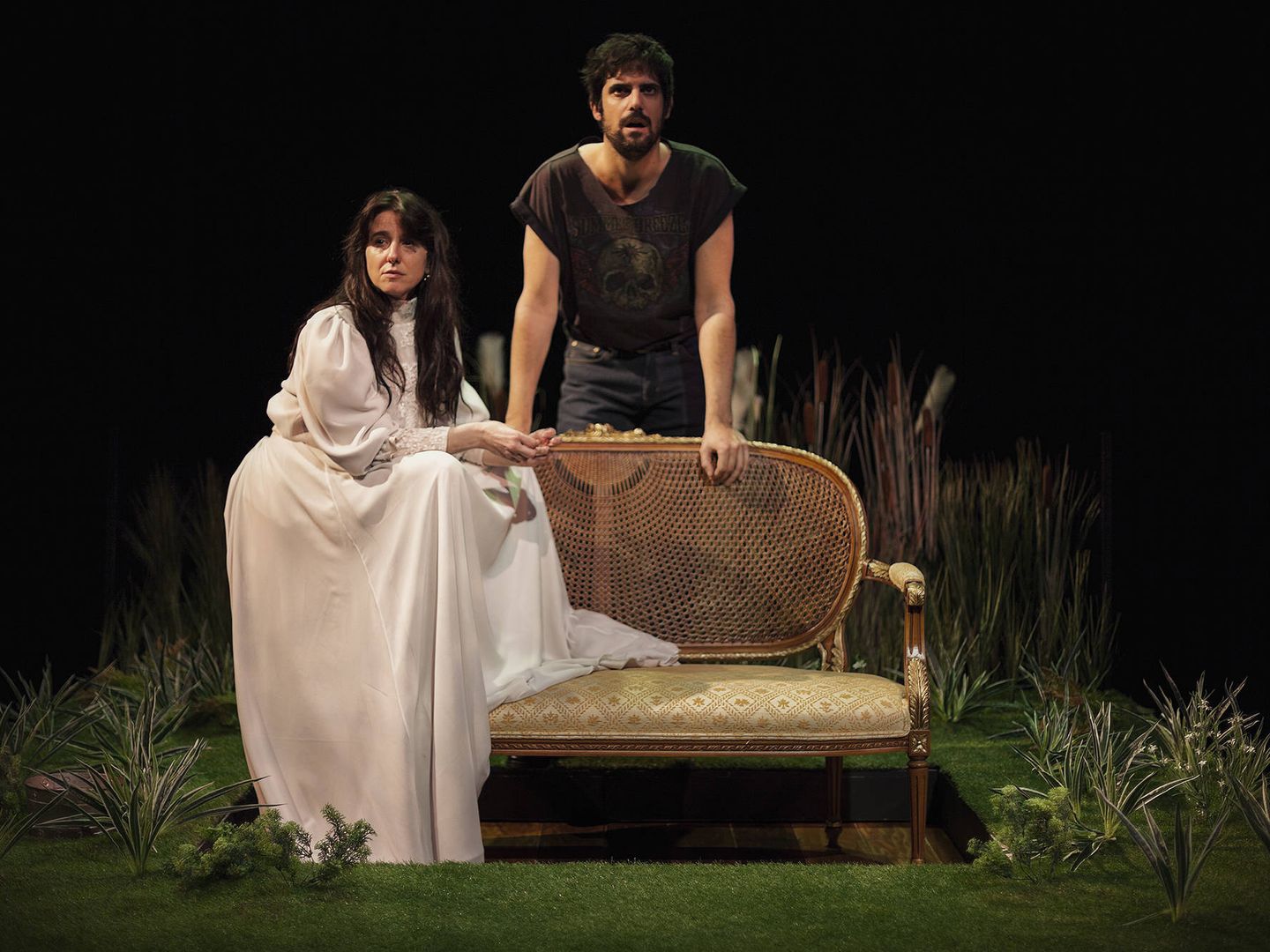 Fernanda Orazi (Rosita) y Francesco Carril (novio), en 'Doña Rosita anotada', dirigida por Pablo Remón, 2019. (Vanessa Rábade)
