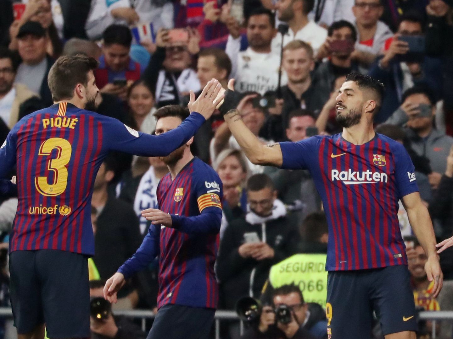 Luis Suárez celebra su primer gol en el partido. (Reuters)