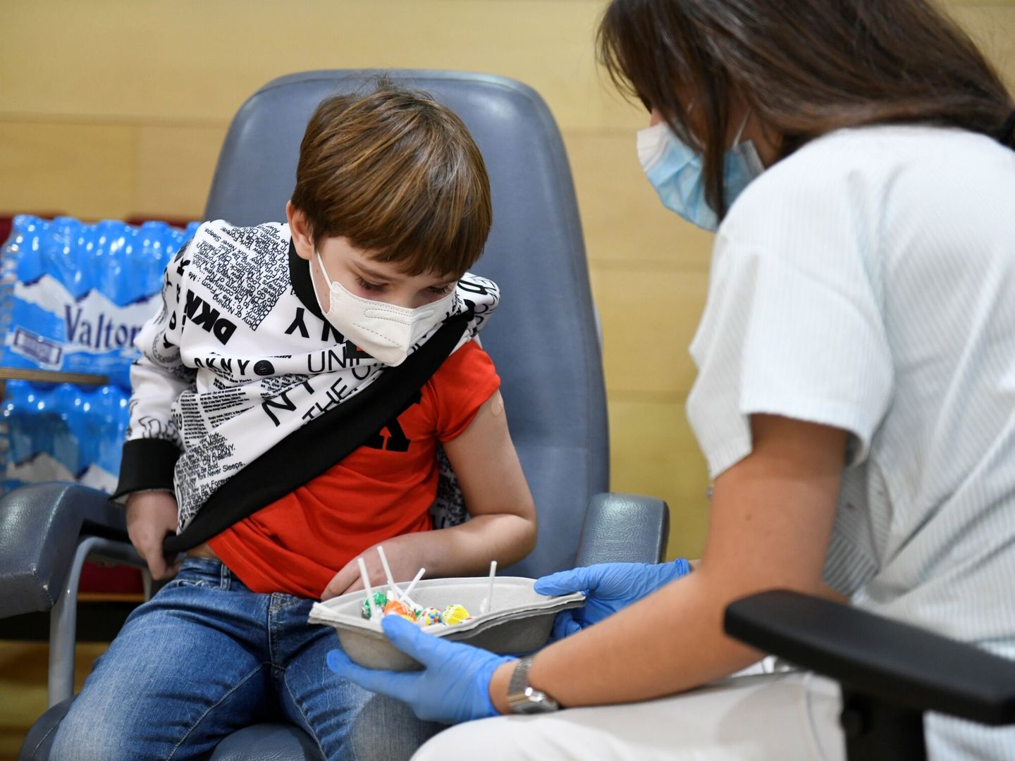 Un niño vacunándose. (EFE/Víctor Lerena) 