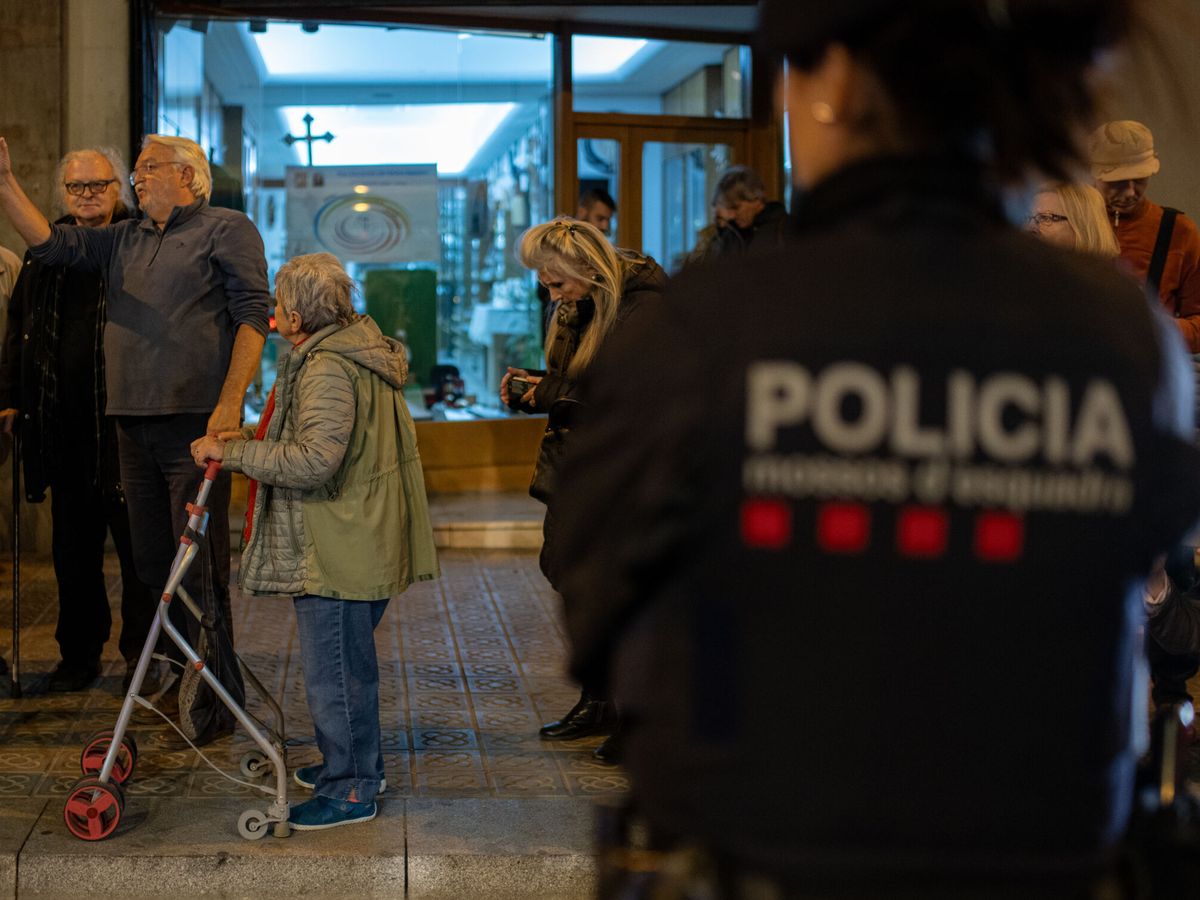 Foto: Concentraciones contrapuestas ante la Jefatura de Laietana de Barcelona por el uso del edificio. (Europa Press/Lorena Sopena)