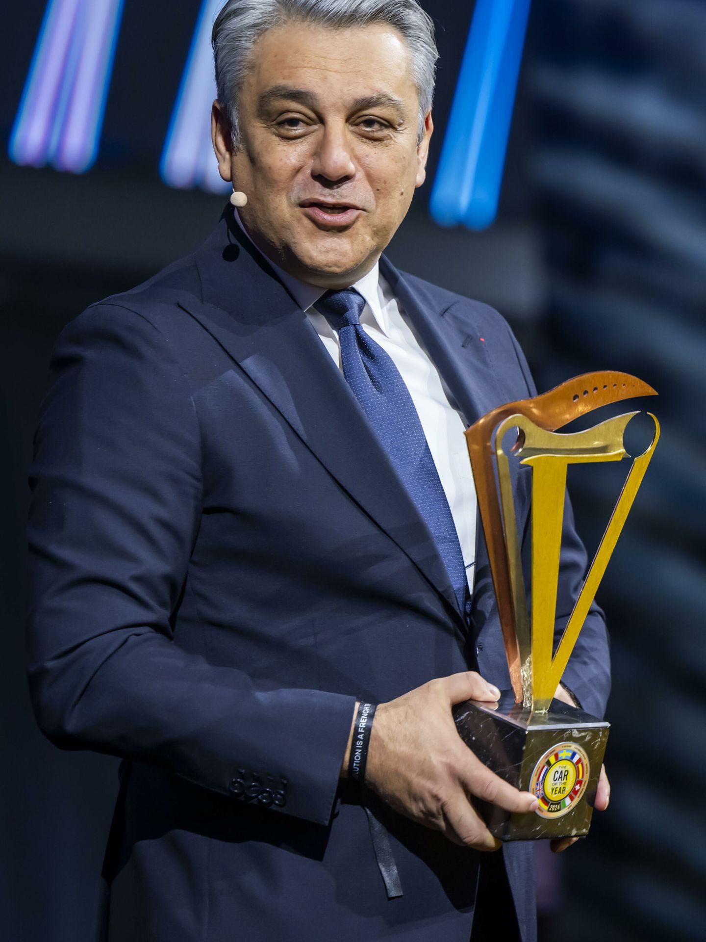 Luca de Meo, con el trofeo del 'Car of the Year 2024'. (EFE EPA Martial Trezzini)
