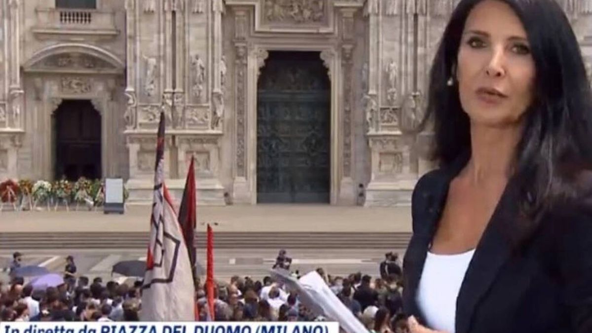 Una presentadora de Mediaset se rompe en el funeral de Berlusconi al escuchar "comunista el que no vote" en directo
