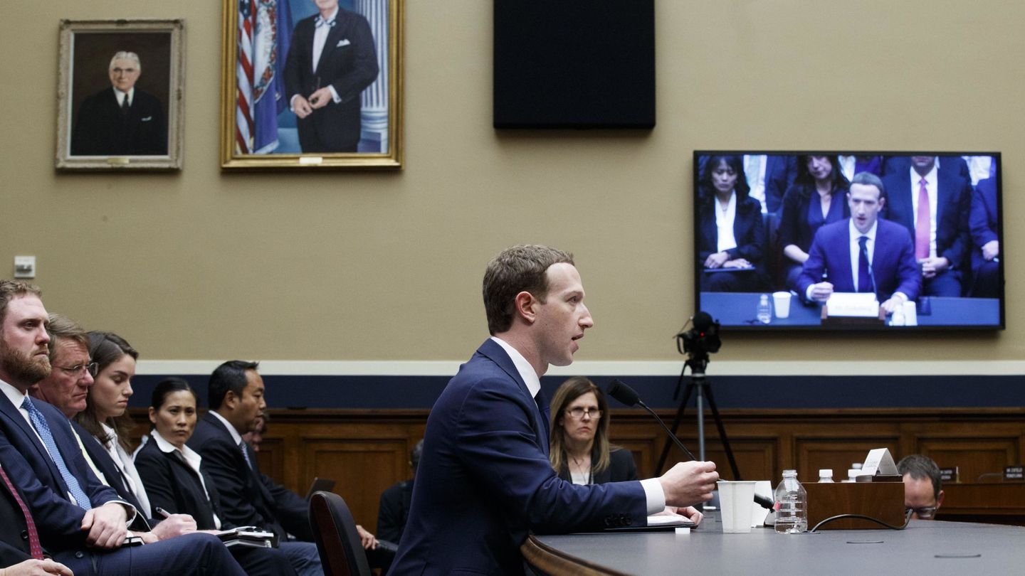 El fundador y presidente ejecutivo de Facebook, Mark Zuckerberg, durante su comparecencia por el caso Cambridge Analytica. (EFE)