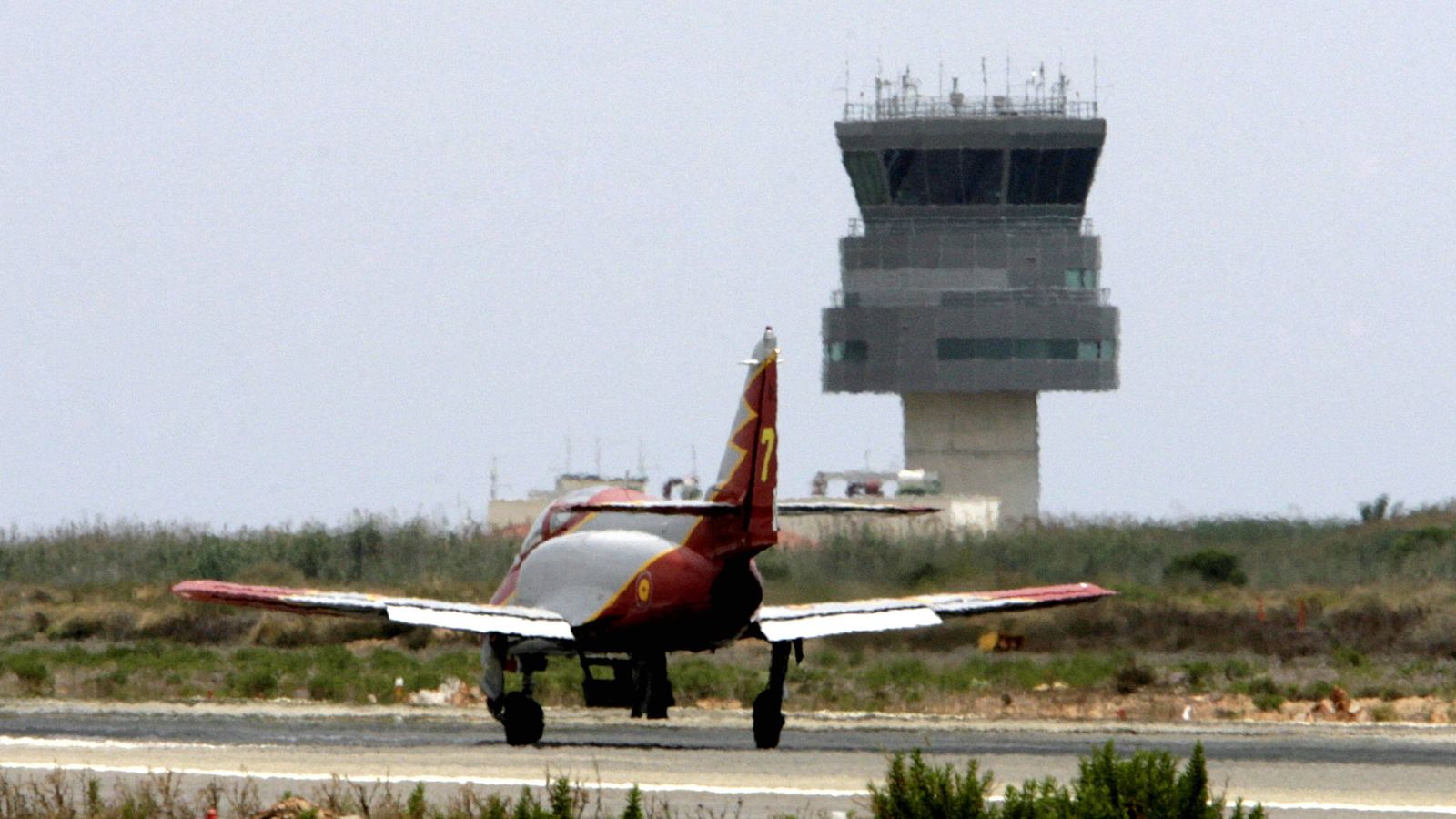 Foto: Un avión CASA C-101 de la Academia General del Aire toma tierra en el aeropuerto de San Javier. (EFE)