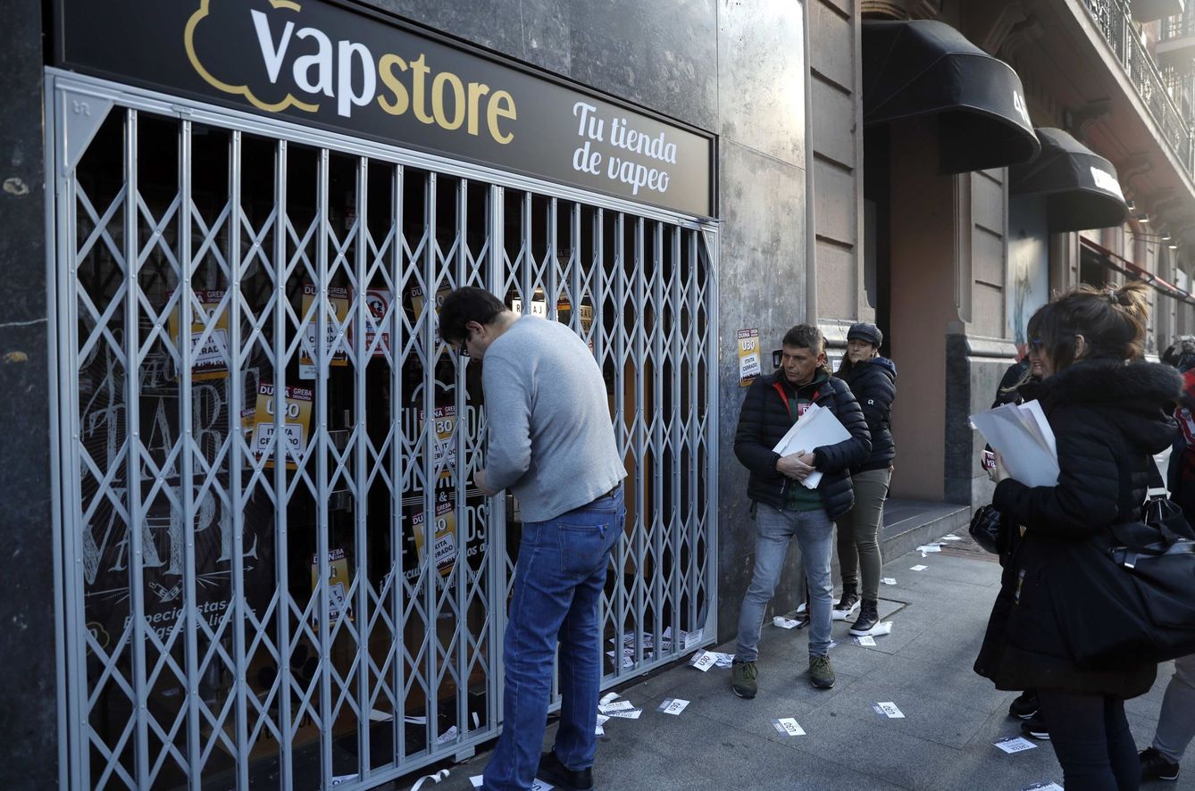 Un comerciante cierra su establecimiento en Bilbao ante la presencia de un piquete. (EFE)