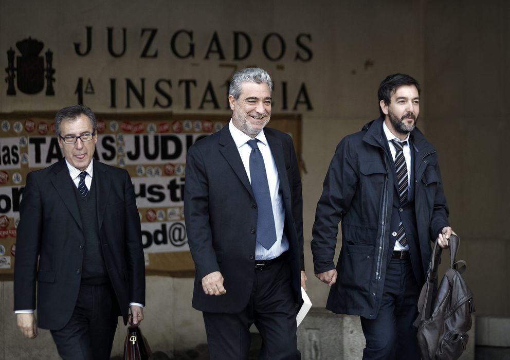 Foto: El exportavoz del Gobierno del PP Miguel Ángel Rodríguez (c) a la salida de los Juzgados de plaza de Castilla. (EFE)
