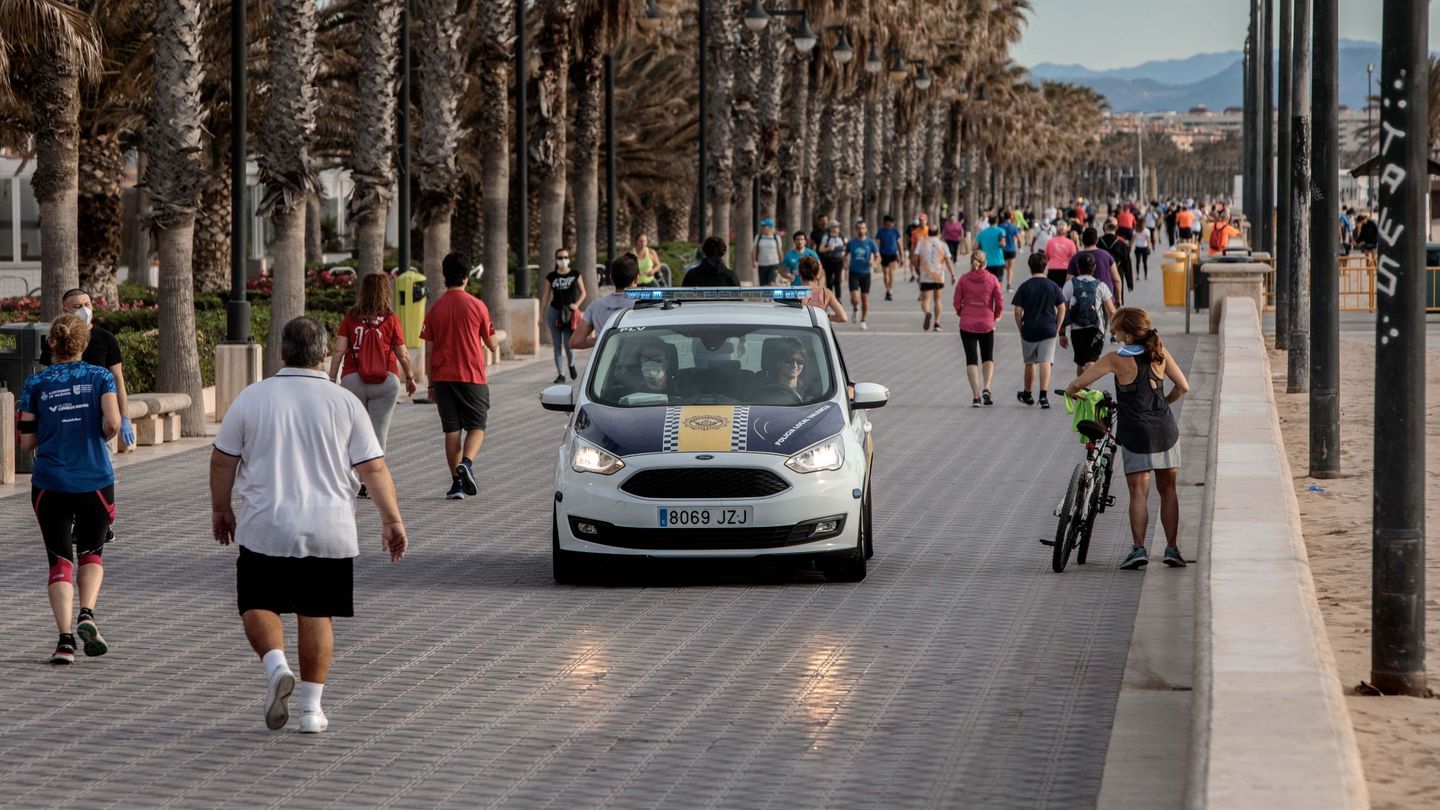La policía patrulla el paseo marítimo de la playa de La Malvarrosa de Valencia, este 2 de mayo. (EFE)