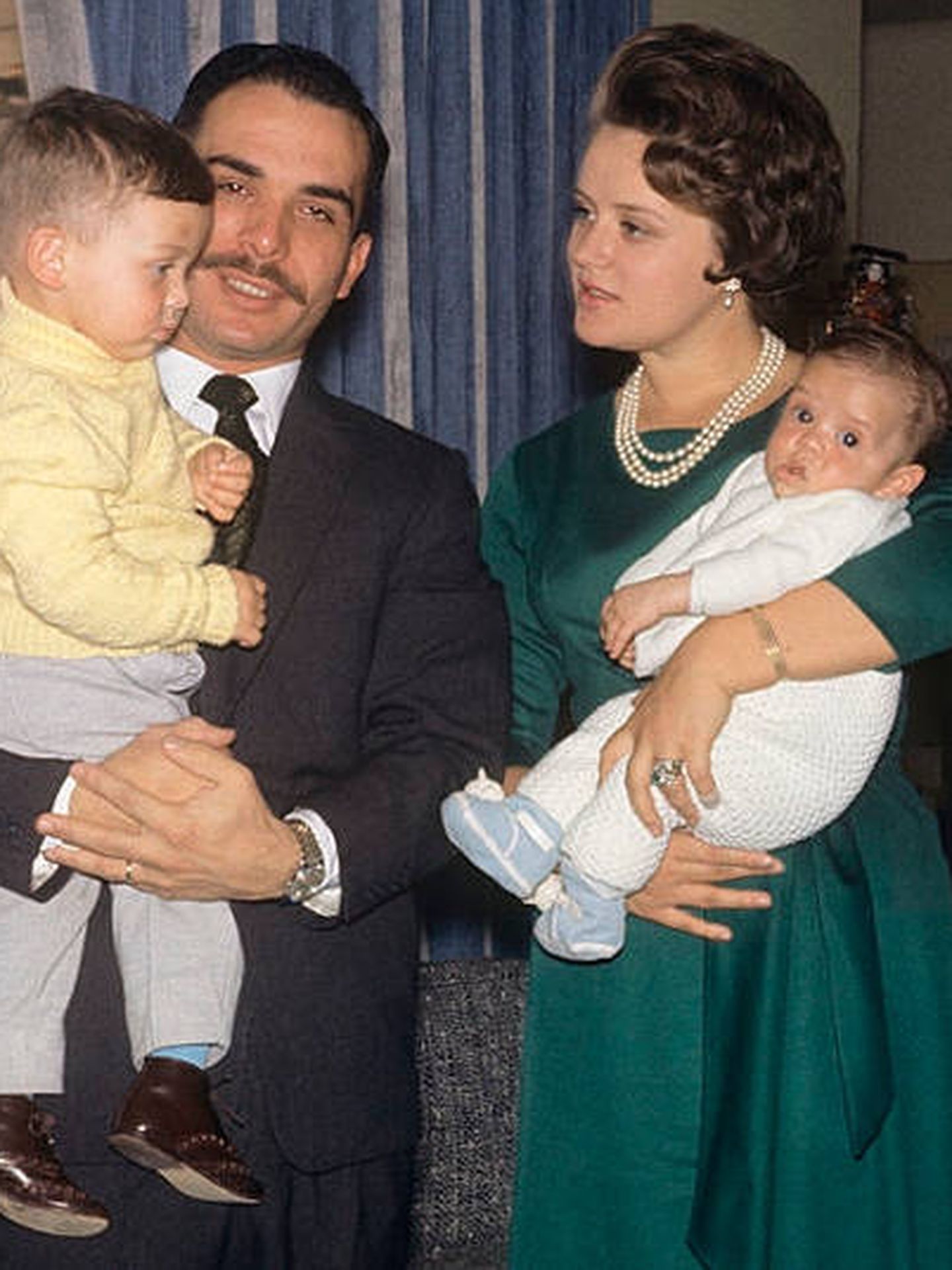 Hussein y Muna, con Abdalá y Faisal. (Getty)