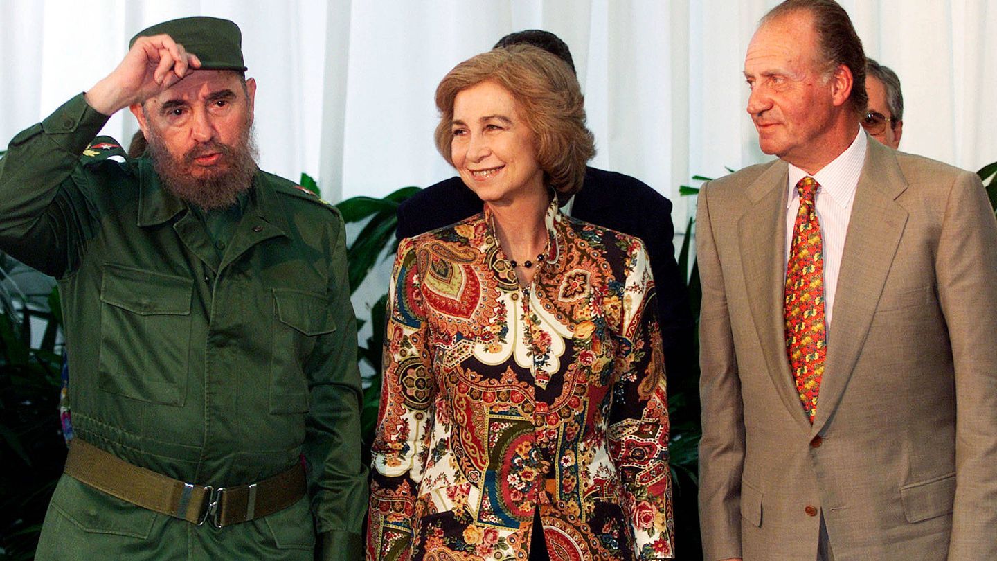 Don Juan Carlos y doña Sofía con Fidel Castro en La Habana. (EFE)