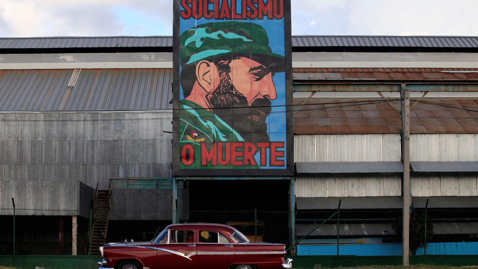 Foto: Cartel con la cara de Fidel Castro en una fábrica en La Habana (Reuters)