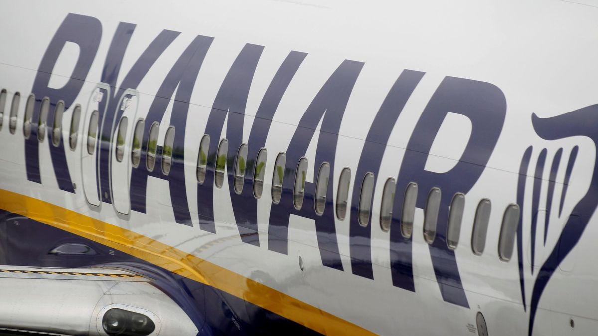 Los pilotos de Ryanair amenazan con huelga en España ante el despido de un centenar