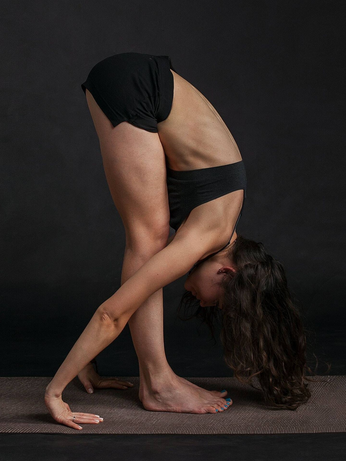 Uttanasana, postura de yoga para dormir mejor. (Pexels/ Roman Davayposmotrim)