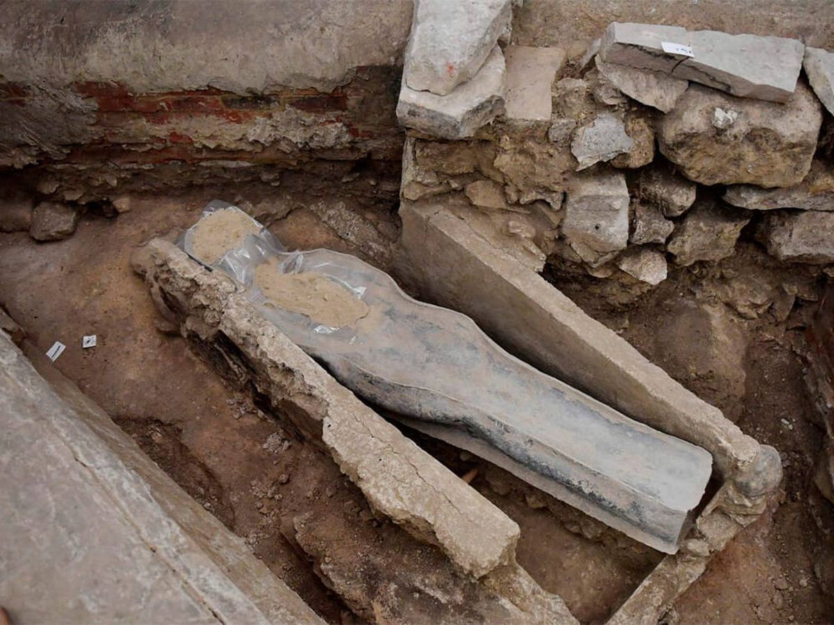 Foto: Hallan un antiguo sarcófago de plomo bajo la catedral de Notre Dame (Reuters)
