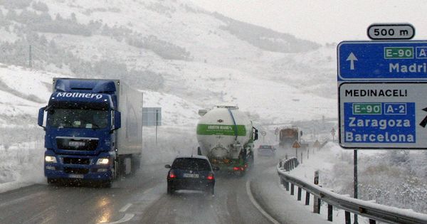 Foto: Varios vehículos circulan por una vía secundaria en Soria, en la zona de Medinaceli. (EFE)