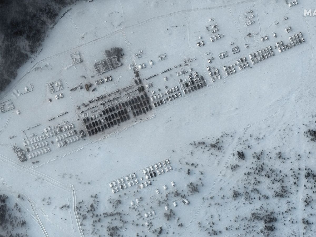 Foto: Una imagen de satélite de un alojamiento de tropas rusas en Yelnya. (Reuters)