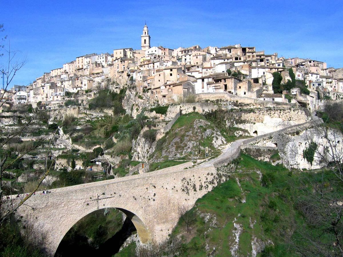 Foto: Vista de este pueblo enclavado en la roca en la Comunidad Valenciana. (Turismo de Bocairent)