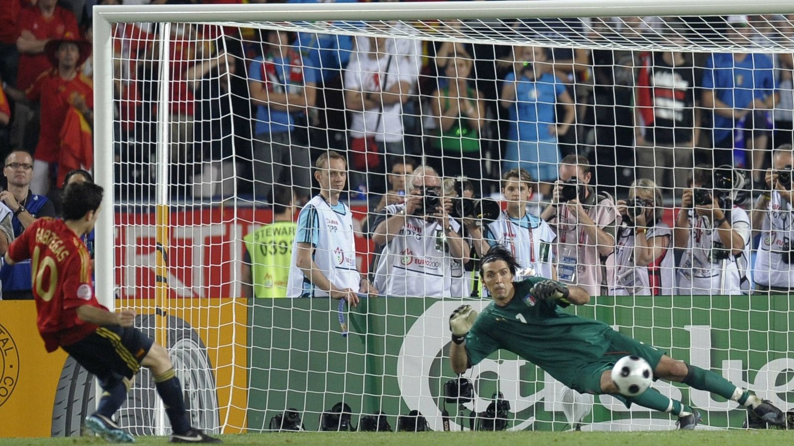 Foto: Cesc marca el penalti decisivo en la tanda de penaltis de los cuartos de final de la Eurocopa 2008 (Félix Ordoñez/Reuters