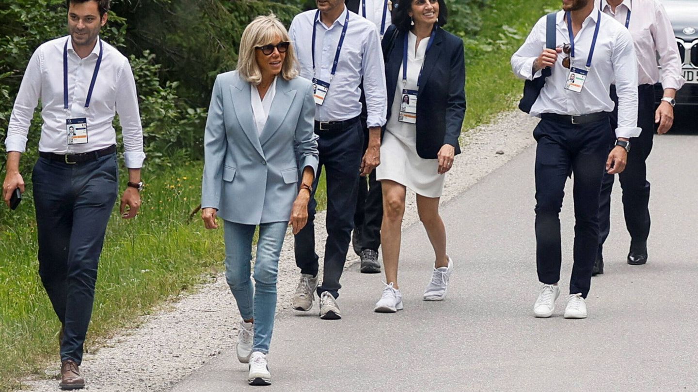 Brigitte Macron, con sus deportivas. (Reuters/Jonathan Ernst)