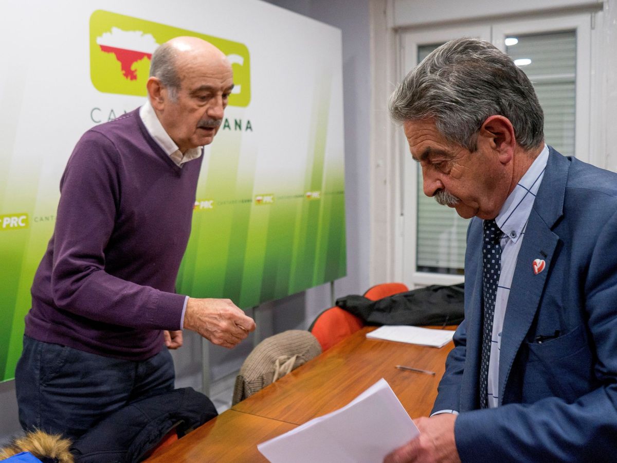 Foto:  El Presidente de Cantabria Miguel Ángel Revilla (d) y el diputado nacional de su partido José María Mazón. (EFE)