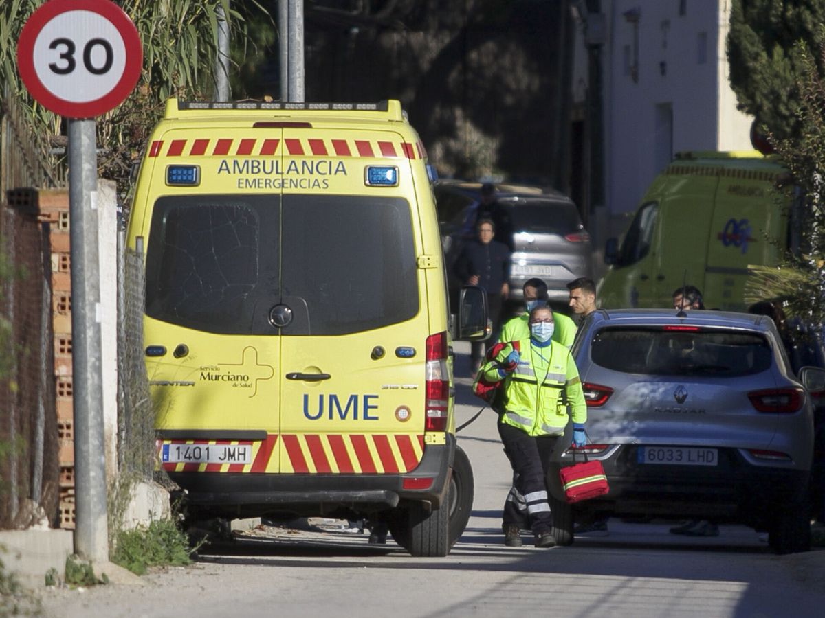 Foto: Una ambulancia en una imagen de archivo. (EFE/Juan Carlos Caval)
