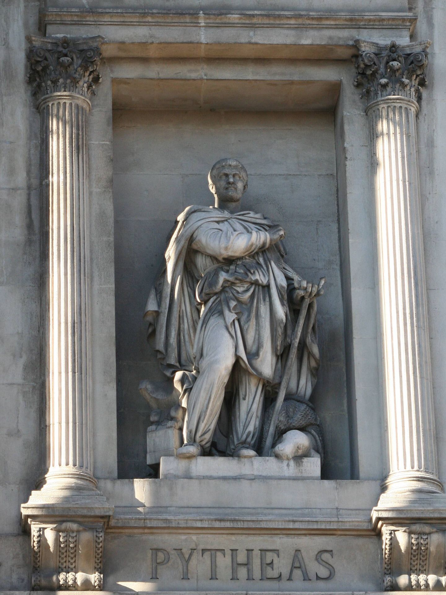 Estatua de Piteas en la fachada de la Bolsa de Marsella.