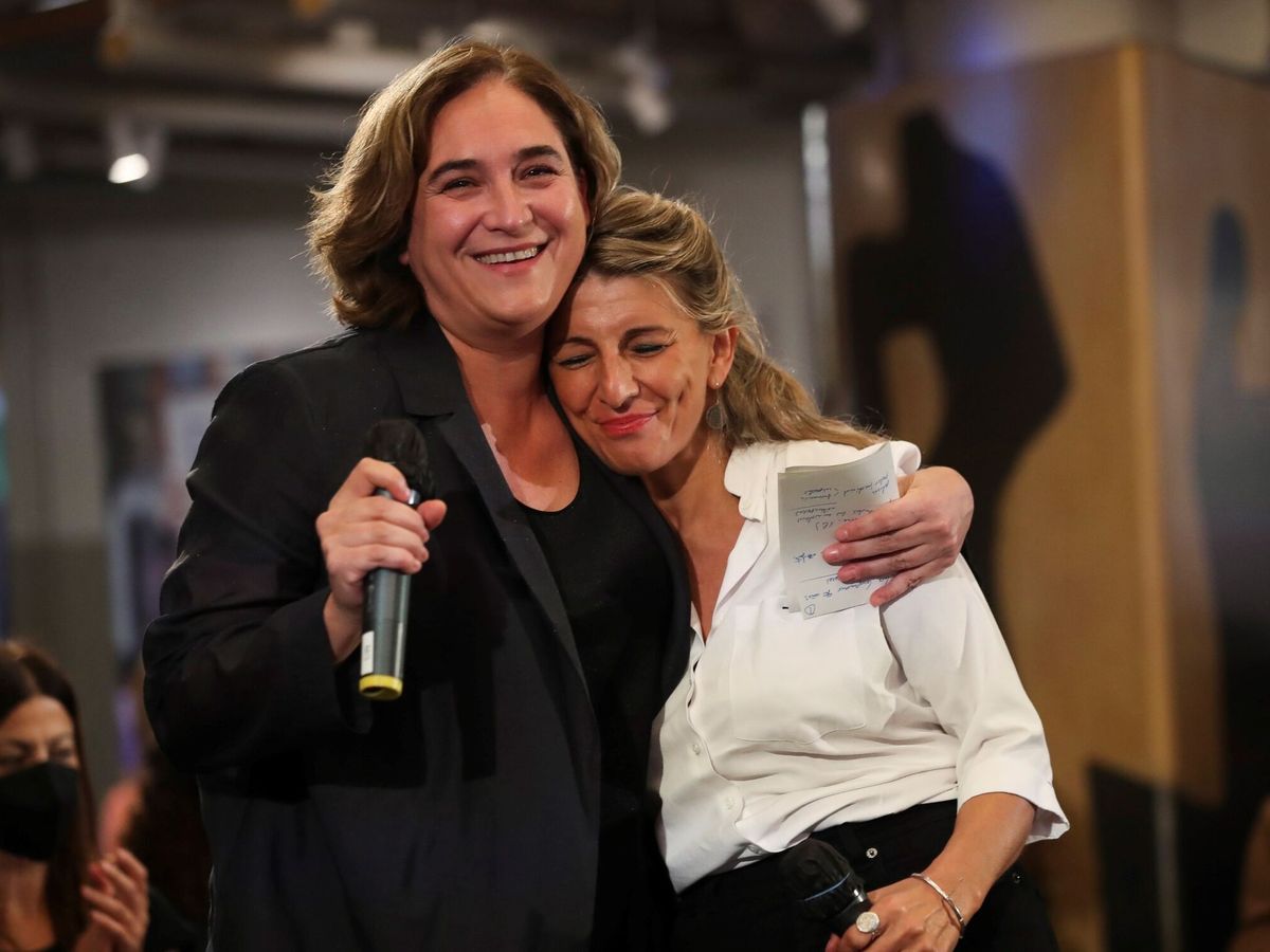 Foto: La vicepresidenta segunda del Gobierno, Yolanda Díaz (d), y la alcaldesa de Barcelona, Ada Colau. (EFE/David Fernández)
