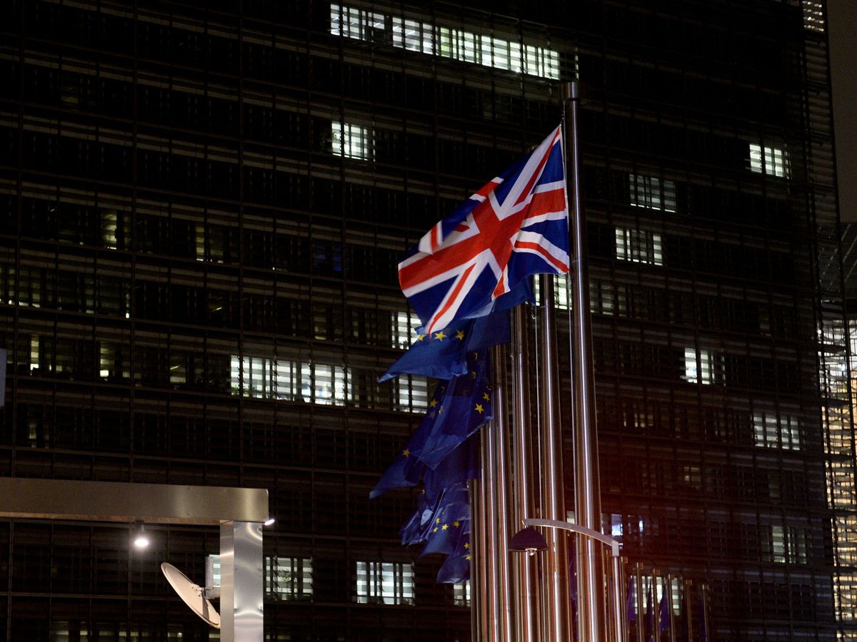 Foto: Bandera británica en la sede de la Comisión Europea de Bruselas por la visita del primer ministro del Reino Unido. (Reuters)