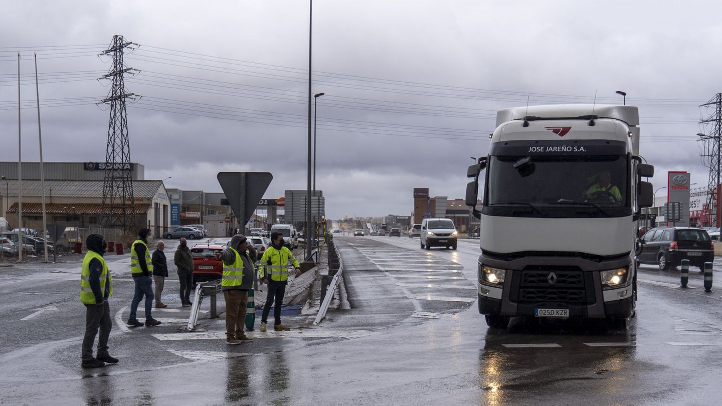 Un grupo de transportistas para camiones en una rotonda en la entrada de Teruel. (EFE/Antonio García)