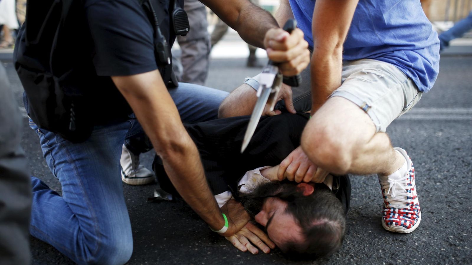Foto: Dos personas desarman al atacante. (Reuters)